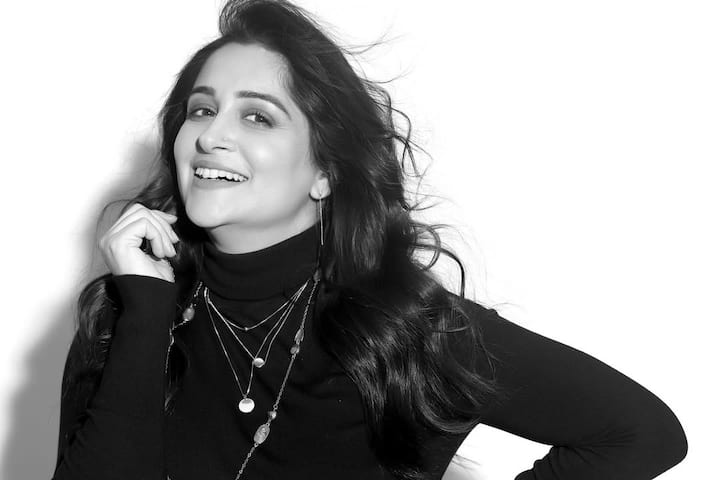 आपको बता दें कि ससुराल सिमर का शो में काम करने के दौरान दीपिका कक्कड़ पहले से शादीशुदा थीं.वो इंडस्ट्री में कदम रखने से पहले कैबिन क्रू के तौर पर काम किया करती थीं. इसी दौरान उनकी मुलाकात रौनक सैमसन से हुई थी.