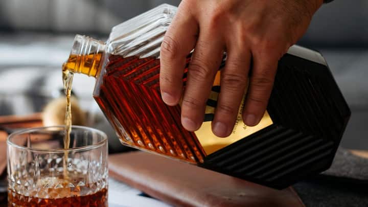 यानी जितना ज्यादा शराब, उतनी ज्यादा पानी की कमी. यही वजह है कि शराब पीने के कुछ समय बाद ही मुंह सूखने लगता है और बार-बार प्यास लगती है. आसान भाषा में समझें तो हमारे शरीर में एक हार्मोन होता है जिसे एंटी ड्यूरेटिक हार्मोन या ADH कहा जाता है.