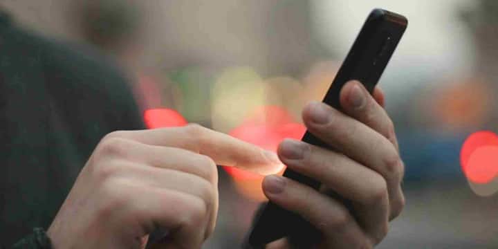 अक्सर लोग जैसे ही नया मॉडल लॉन्च होता है तुरंत उसे खरीद लेते हैं. जबकि सच्चाई यह है कि फोन खरीदने का फायदा तब ज्यादा होता है जब आप सही मौके का इंतज़ार करते हैं. अगर आपकी नजर किसी अपकमिंग स्मार्टफोन पर है तो उसका प्री-ऑर्डर करना फायदेमंद साबित हो सकता है. इस दौरान कंपनियां शुरुआती ग्राहकों को कई तरह के फायदे देती हैं. फोन सबसे पहले मिलने के साथ-साथ एक्सचेंज बोनस, बैंक ऑफर्स और एक्सेसरीज जैसी सुविधाएं भी मिल जाती हैं जिससे कुल कीमत काफी कम हो जाती है.