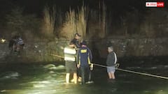 देहरादून के कटापत्थर पिकनिक स्पॉट में उफनती नदी के बीच फंसे पांच सैलानी, SDRF ने किया रेस्क्यू