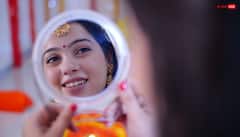 Bindi Astrology: शीशे पर चिपकाती हैं बिंदी, तो हो जाएं सावधान, उजड़ सकता है सुखी संसार