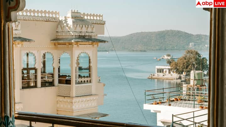 उदयपुर राजस्थान का वह शहर है जो झीलों, महलों और खूबसूरत नजारों के लिए जाना जाता है. लेक पिचोला में बोट राइड, सिटी पैलेस की सैर और सस्ता स्ट्रीट फूड इसे बजट हनीमून के लिए बेहतर बनाता है.