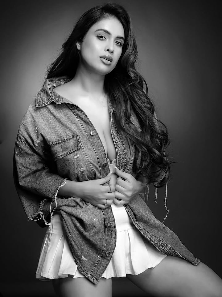 नेहा मलिक ने अपने नए लुक में कैमरे के सामने बेहद ग्लैमरस पोज दिए हैं। अभिनेत्री को अलग-अलग स्टाइल में शानदार पोज देते हुए देखा गया।