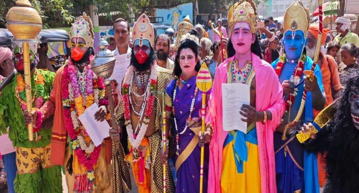 Madurai ; மதுரை திருப்பரங்குன்றம் தீபத்தூண்: கடவுள் வேடமிட்டு மனு அளித்த நரிக்குறவர் சமூகத்தினர் !