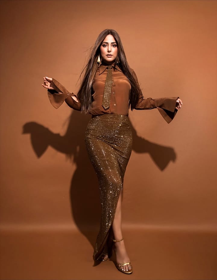 इस आउटफिट में एक्ट्रेस का लुक बिल्कुल बॉस लेडी की तरह लग रहा है. उन्होंने ब्राउन शर्ट और शिमरी बॉडीकॉन स्कर्ट पहनी है साथ ही टाई लगाकर लुक को और भी अट्रैक्टिव बनाया है. ओपन हेयर्स और मिनिमल मेकअप के साथ ये लुक वाकई बहुत कमाल का लग रहा है.