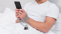 दुनियाभर के लोगों में बढ़ रही स्मार्टफोन की लत, मेंटल हेल्थ के लिए है खतरनाक, ये संकेत दिखें तो हो जाएं सावधान