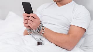 दुनियाभर के लोगों में बढ़ रही स्मार्टफोन की लत, मेंटल हेल्थ के लिए है खतरनाक, ये संकेत दिखें तो हो जाएं सावधान