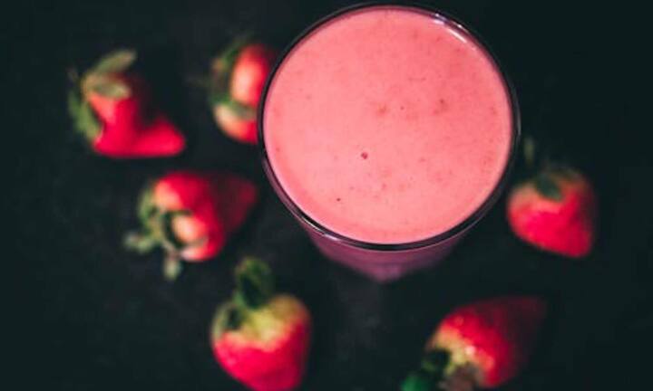 इसके अलावा सुबह उठते ही पानी या सही खाना खाने के बजाय सीधे कॉफी या प्रोटीन शेक पीना एक आम आदत बन चुकी है. इससे शरीर में डिहाइड्रेशन बना रहता है और पेट पर भी दबाव पड़ता है. वहीं खाली पेट कैफीन लेने से घबराहट और एसिडिटी की समस्या हो सकती है.