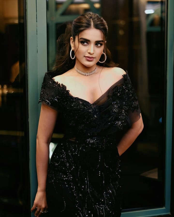 इस फिल्म में एक्ट्रेस साउथ के सुपरस्टार प्रभास के साथ नजर आने वाली हैं. फिल्म में दोनों की जबरदस्त केमेस्ट्री देखने को मिलेगी.