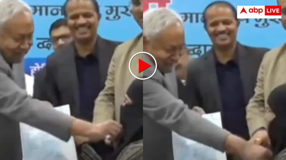 Video: बिहार सीएम ने खींचा मुस्लिम महिला का बुर्खा, नियुक्ति पत्र सौंप रहे थे नीतीश- इंटरनेट ने यूं किया रिएक्ट