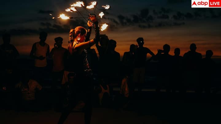 गोवा अपने सुनहरे समुद्र तटों, रंगीन माहौल और किफायती होटलों के लिए हमेशा हनीमून कपल्स की पसंद रहा है. यहां बीच पर सुकून के पल, पुर्तगाली वास्तुकला और लोकल सी-फूड का मजा लिया जा सकता है.