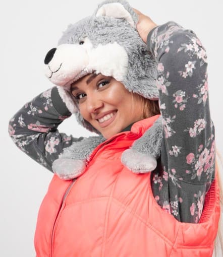 ਉੱਨੀ ਕੱਪੜੇ ਜਾਂ ਮੋਟੇ ਸਵੈਟਰ ਸਰੀਰ ਦੀ ਗਰਮੀ ਨੂੰ ਬਾਹਰ ਨਿਕਲਣ ਨਹੀਂ ਦਿੰਦੇ। ਰਜਾਈ ਅੰਦਰ ਪਹਿਲਾਂ ਹੀ ਗਰਮਾਹਟ ਹੁੰਦੀ ਹੈ, ਉਸ ‘ਤੇ ਸਵੈਟਰ ਪਹਿਨਣ ਨਾਲ ਸਰੀਰ ਦਾ ਤਾਪਮਾਨ ਲੋੜ ਤੋਂ ਕਾਫ਼ੀ ਵੱਧ ਜਾਂਦਾ ਹੈ। ਇਸ ਨਾਲ ਖੂਨ ਦੀਆਂ ਨਾੜੀਆਂ ‘ਤੇ ਦਬਾਅ ਪੈਂਦਾ ਹੈ, ਬਲੱਡ ਪ੍ਰੈਸ਼ਰ ਵੱਧ ਸਕਦਾ ਹੈ ਅਤੇ ਘਬਰਾਹਟ ਹੋ ਸਕਦੀ ਹੈ। ਦਿਲ ਦੇ ਮਰੀਜ਼ਾਂ ਲਈ ਇਹ ਆਦਤ ਖਤਰਨਾਕ ਸਾਬਤ ਹੋ ਸਕਦੀ ਹੈ।