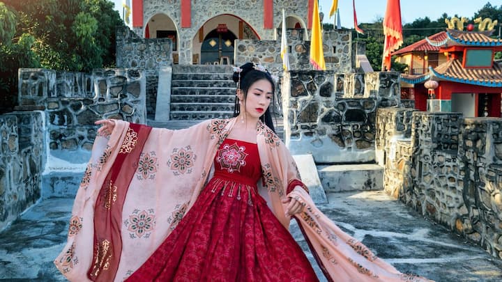 चीन के गेलाओ जनजाति में एक ऐसा प्रथा आज भी जीवित है, जिसे सुनकर दुनिया के अधिकांश लोग हैरान रह जाते हैं. यहां शादी से पहले दुल्हन के दांत तोड़े जाते हैं और यह कार्य उसके मामा छोटे हथौड़े से करते हैं. परंपरा के अनुसार यह कदम केवल सांस्कृतिक प्रतीक है और घाव भरने के लिए विशेष औषधि का इस्तेमाल किया जाता है.