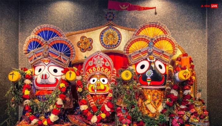 अधिकमास में जगन्नाथ पुरी में दर्शन करने के अलावा यहां से प्रसाद का चावल जरुर घर लाना चाहिए. इसे खाएं नहीं बल्कि सुखाकर एक लाल कपड़े में बांधकर तिजोरी में रख दें. मान्यता है इससे तिजोरी सदा भरी रहती है.