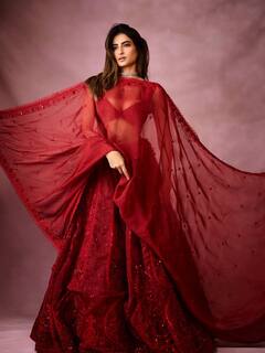 रेड लहंगे में पलक तिवारी ने फ्लॉन्ट किया क्रिसमस लुक, ग्रीन ड्रेस में लगीं 'हुस्न परी', देखें तस्वीरें