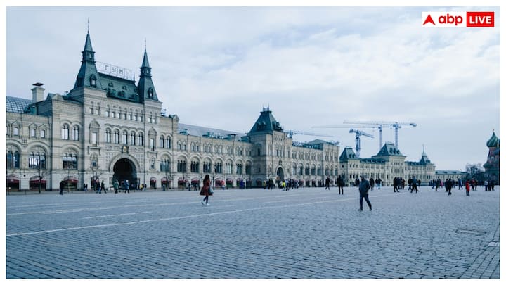 जब भी हम किसी देश में टूरिज्म के लिए जाते हैं, तो सबसे पहला सवाल हमारे मन में यही आता है कि दोनों देशों की करेंसी वैल्यू में कितना अंतर है. यानी अगर हम भारत से 100 रुपये लेकर जाएं, तो वह रूस की करेंसी के मुकाबले कितनी वैल्यू रखते हैं. दूसरे शब्दों में कहें तो करेंसी एक्सचेंज रेट कितना होगा.