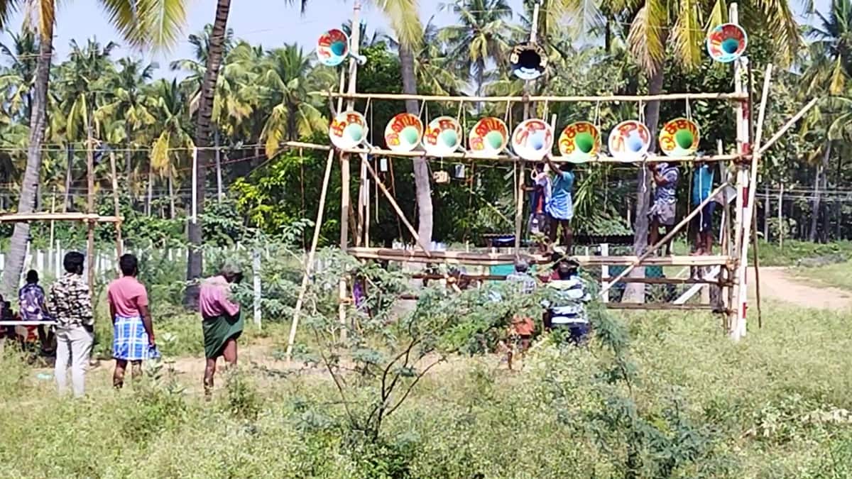 கம்பத்தில் மைக் செட் உரிமையாளர்களின் இசைப் போட்டி: பழைய பாடல்களின் ஒலி அதிர்வுகள் ரசிகர்களை கவர்ந்தன!