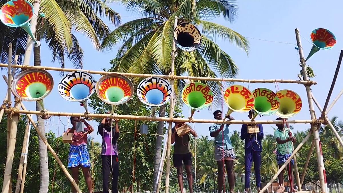 கம்பத்தில் மைக் செட் உரிமையாளர்களின் இசைப் போட்டி: பழைய பாடல்களின் ஒலி அதிர்வுகள் ரசிகர்களை கவர்ந்தன!
