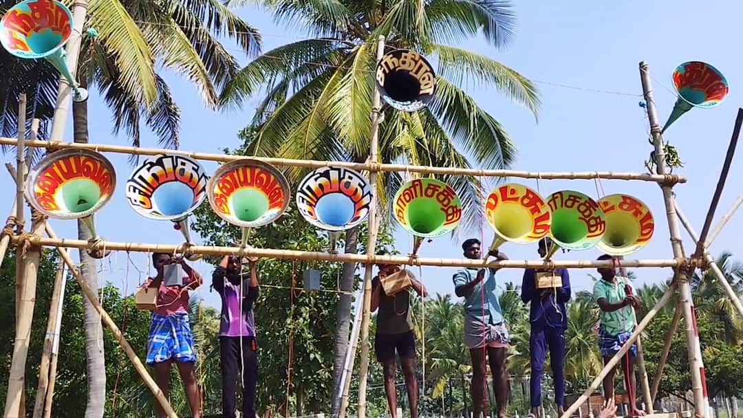 கம்பத்தில் மைக் செட் உரிமையாளர்களின் இசைப் போட்டி: பழைய பாடல்களின் ஒலி அதிர்வுகள் ரசிகர்களை கவர்ந்தன!