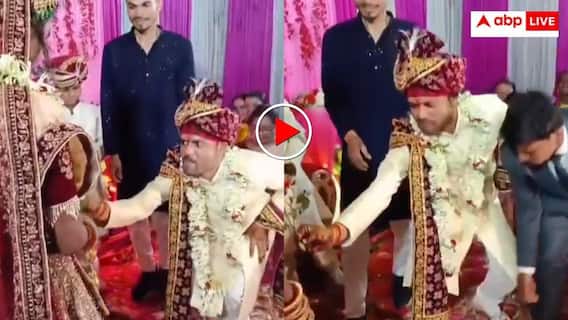 Video: घुटनों के बल बैठकर प्रपोज करना भूला दूल्हा, मंडप में घरवालों ने दी ट्रेनिंग, वीडियो ने हंसाया इंटरनेट