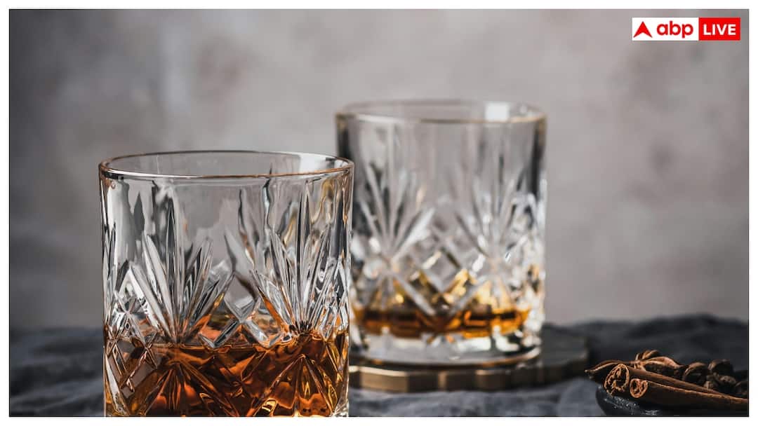 रम पीने के बाद क्यों लगने लगती है गर्मी, व्हिस्की से कितनी अलग होती है ये चीज? rum vs whisky winter body heat myth रम पीने के बाद क्यों लगने लगती है गर्मी, व्हिस्की से कितनी अलग होती है ये चीज?
