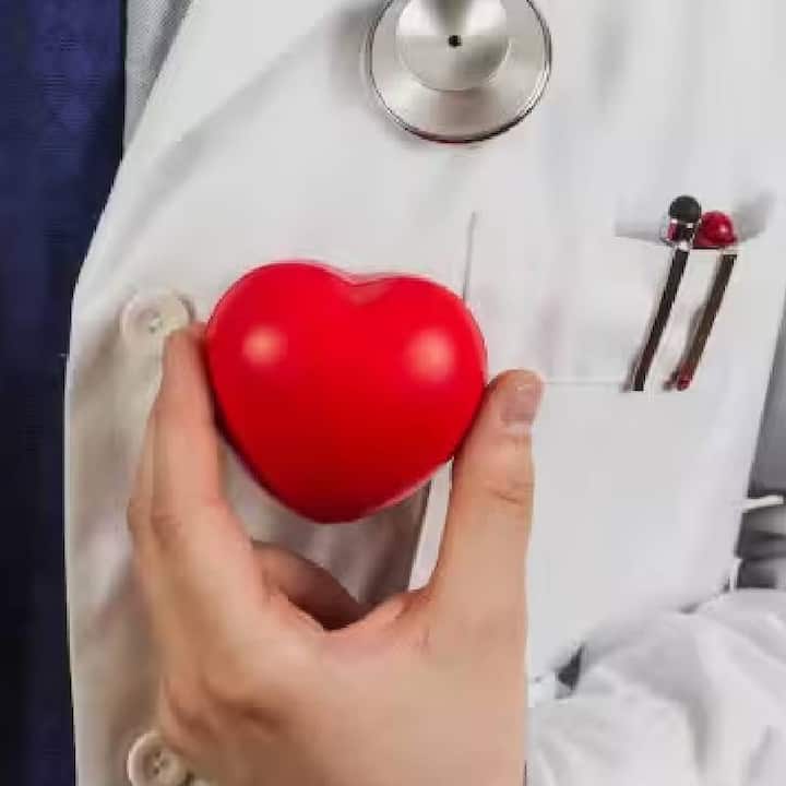 મગફળીમાં રહેલા હેલ્ધી ફેટ્સ અને ઓમેગા-3 ફેટી એસિડ હૃદયના સ્વાસ્થ્ય માટે અત્યંત લાભદાયી છે. તે ખરાબ કોલેસ્ટ્રોલ ઘટાડે છે અને સારા કોલેસ્ટ્રોલને વધારે છે. જેના કારણે હાર્ટ એટેક અને સ્ટ્રોકનો જોખમ ઘટે છે.