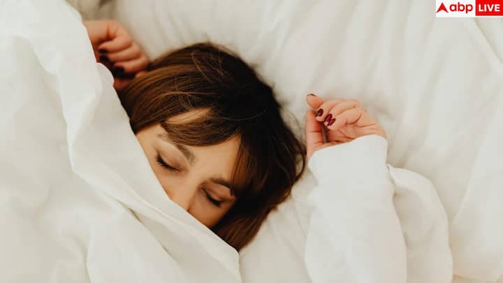 एक्सपर्ट के मुताबिक, सोते समय चेहरे को ढकने से सांस लेने में रुकावट आ सकती है. इससे नींद की क्वालिटी प्रभावित होती है और खासतौर पर फेफड़ों से जुड़ी बीमारियों वाले लोगों को परेशानी हो सकती है. लंबे समय तक ऐसा करने से शरीर पर अतिरिक्त दबाव पड़ता है.