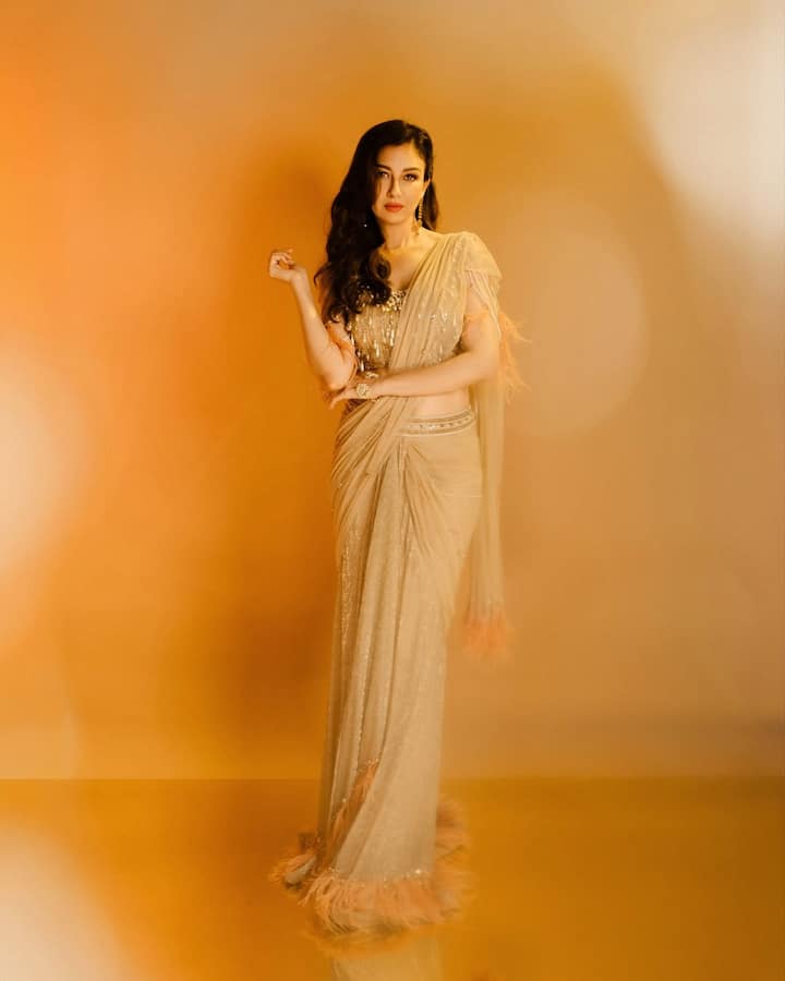 लेकिन डायरेक्टर ने साफ-साफ कहा- 'फेक मत करो, पूरा दबाकर करो.' तब जाकर उन्होंने खुद को तैयार किया और सीन में थप्पड़ लगाया. उनके मुताबिक ये उनके लिए एक चैलेंजिंग मोमेंट था क्योंकि अक्षय खन्ना बॉलीवुड के एक्सपीरियंस्ड एक्टर हैं और उनके साथ ऐसा सीन करना इतना आसान नहीं था.