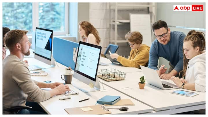 मिलेनियल्स को शुरू से यह सिखाया गया कि पहले बिना सवाल किए काम करो, नाम बनाओ, तभी बोलने का हक मिलेगा. इसलिए वे आज भी सोचते हैं कि एक्स्ट्रा काम मना करना या समय पर लॉग-ऑफ करना कहीं उन्हें “कम सीरियस” न दिखा दे. Gen Z को यह बोझ नहीं ढोना पड़ता. वे सीधे पूछते हैं कि क्या करना है और कहां रुकना है.