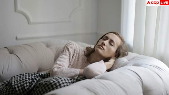 जब मुंह और नाक रजाई के अंदर होते हैं, तो बाहर की ताजी हवा कम मिल पाती है. ऐसी स्थिति में इंसान अपनी ही छोड़ी हुई कार्बन डाइऑक्साइड दोबारा सांस के जरिए अंदर लेता है. इससे ऑक्सीजन का स्तर घट सकता है.