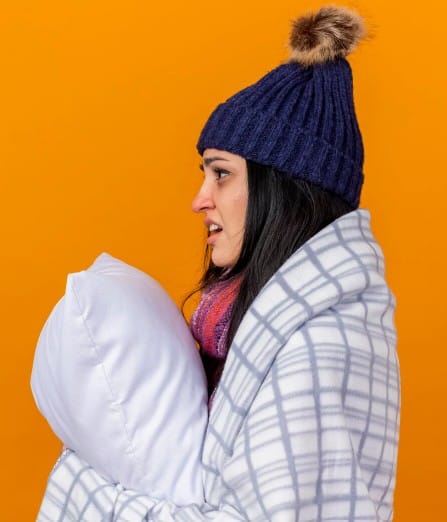 ਰਜਾਈ ਅੰਦਰ ਸਵੈਟਰ ਪਾ ਕੇ ਸੌਣਾ ਸਿਹਤ ਲਈ ਠੀਕ ਨਹੀਂ। ਜੋ ਗਰਮਾਹਟ ਤੁਹਾਨੂੰ ਸਕੂਨ ਦਿੰਦੀ ਲੱਗਦੀ ਹੈ, ਉਹ ਰਾਤ ਨੂੰ ਸਰੀਰ ਦੇ ਤਾਪਮਾਨ ਨੂੰ ਬੇਤੁਕਾ ਤਰੀਕੇ ਨਾਲ ਵਧਾ ਦਿੰਦੀ ਹੈ। ਇਸ ਨਾਲ ਪਸੀਨਾ, ਬੇਚੈਨੀ ਅਤੇ ਨੀਂਦ ਵਿੱਚ ਖਲਲ ਪੈ ਸਕਦਾ ਹੈ, ਜੋ ਸਿਹਤ ਲਈ ਨੁਕਸਾਨਦਾਇਕ ਹੈ।