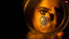 Bindi Astrology: शीशे पर चिपकाती हैं बिंदी, तो हो जाएं सावधान, उजड़ सकता है सुखी संसार