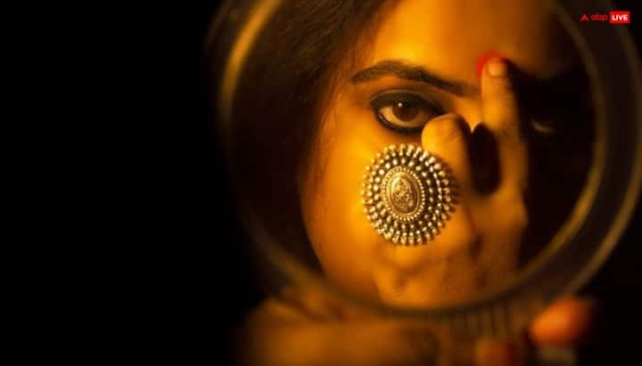 बिंदी को सौभाग्य का प्रतीक माना जाता है और शादीशुदा महिलाएं इसे पति की लंबी उम्र के लिए मस्तक पर लगाती हैं लेकिन अक्सर जाने-अनजाने में स्त्रियां बिंदी की कुछ ऐसी गलती कर जाती है जो पति पर भारी पड़ सकती है.