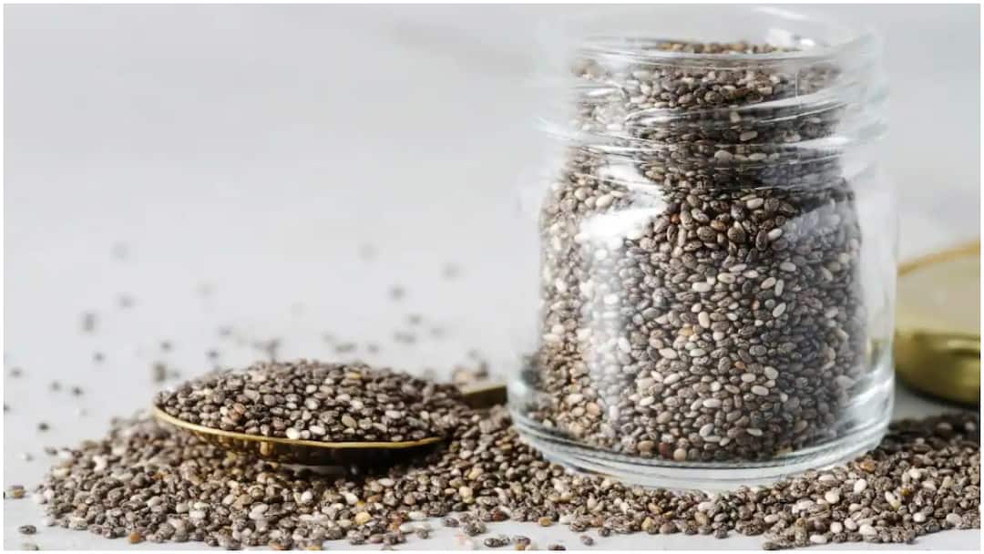 Chia Seeds : బరువు తగ్గడానికి చియా సీడ్స్ తీసుకుంటున్నారా? రోజూ తీసుకునేవారు ఆ తప్పు చేయకండి Chia Seeds Are Healthy but Only If You Eat Them the Right Way Dark Side of Chia Seeds Chia Seeds : బరువు తగ్గడానికి చియా సీడ్స్ తీసుకుంటున్నారా? రోజూ తీసుకునేవారు ఆ తప్పు చేయకండి