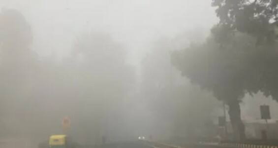 ਦਰਅਸਲ, CAQM ਰਿਪੋਰਟ ਤੋਂ ਬਾਅਦ ਦਿੱਲੀ ਸਰਕਾਰ ਨੇ ਨਵੰਬਰ ਵਿਚ ਗ੍ਰੈਪ 3 ਲਾਗੂ ਕੀਤਾ ਸੀ। AQI ਵਿਚ ਕੁਝ ਸੁਧਾਰ ਤੋਂ ਬਾਅਦ ਪਾਬੰਦੀਆਂ ਹਟਾ ਦਿੱਤੀਆਂ ਗਈਆਂ। ਹਾਲਾਂਕਿ, ਰਾਸ਼ਟਰੀ ਰਾਜਧਾਨੀ ਦਿੱਲੀ ਇੱਕ ਵਾਰ ਫਿਰ ਸਾਹ ਲੈਣ ਵਿੱਚ ਮੁਸ਼ਕਲ ਆ ਰਹੀ ਹੈ। ਕੱਲ੍ਹ ਸ਼ਾਮ ਗ੍ਰੈਪ 3 ਲਾਗੂ ਕਰਨ ਤੋਂ ਬਾਅਦ ਰਾਤ ਤੱਕ ਗ੍ਰੈਪ 4 ਲਾਗੂ ਕਰਨ ਦਾ ਫੈਸਲਾ ਕੀਤਾ ਗਿਆ। ਦਿੱਲੀ ਵਿੱਚ ਗ੍ਰੈਪ 4 ਲਾਗੂ ਕਰਨ ਤੋਂ ਬਾਅਦ ਸਕੂਲਾਂ ਸਬੰਧੀ ਇੱਕ ਵੱਡਾ ਆਦੇਸ਼ ਜਾਰੀ ਕੀਤਾ ਗਿਆ ਸੀ।