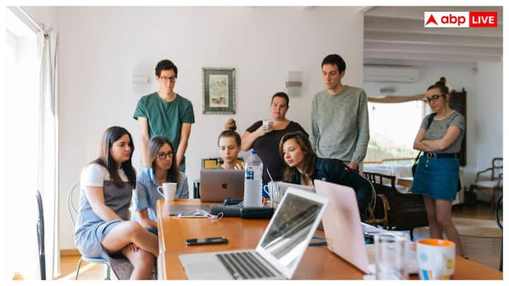 मिलेनियल्स ने देखा है कि प्रमोशन अक्सर उसी को मिलता है, जो हर वक्त उपलब्ध रहता है. इसलिए उन्हें लगता है कि अगर फोन बंद किया, तो अगली अप्रेज़ल में नाम कट सकता है. इसके उलट Gen Z ज्यादा खुलकर पूछती है कि मेहनत का आउटपुट क्या है. उनके लिए घंटों की गिनती से ज्यादा रिज़ल्ट मायने रखता है.