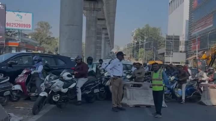 पुण्यात मध्यरात्रीच्या सुमारास एका बसने मेट्रोच्या पिलरला धडक दिल्याची घटना समोर आली आहे. बस धडकल्यानंतर मागून एका ट्रकने बसला धडक दिली.