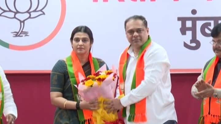 भाजपा मुंबई अध्यक्ष अमित साटम आणि आमदार प्रवीण दरेकरांच्या उपस्थितीत तेजस्वी घोसाळकर यांनी भाजपात प्रवेश केला. ठाकरेंच्या शिवसेनेचा राजीनामा वेदनेतून दिल्याचं, तेजस्वी घोसाळकर म्हणाल्या.