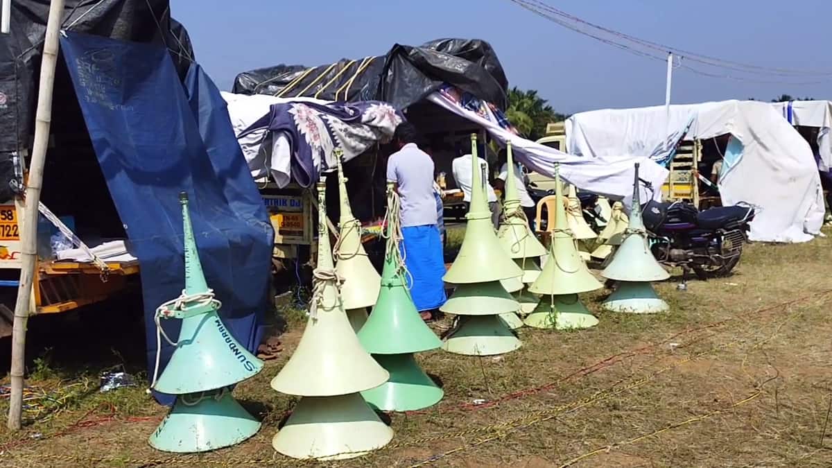 கம்பத்தில் மைக் செட் உரிமையாளர்களின் இசைப் போட்டி: பழைய பாடல்களின் ஒலி அதிர்வுகள் ரசிகர்களை கவர்ந்தன!