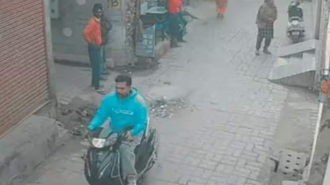Punjab Amritsar Latest news man was shot bullet passed through his stomach hit woman incident was captured on CCTV Punjab: दिन दहाड़े युवक पर हुई फायरिंग, पेट से पार होकर महिला को लगी गोली, हादसा CCTV में कैद