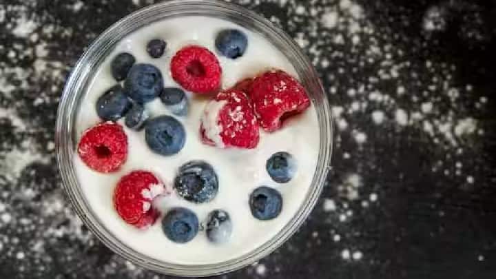 सुबह के समय फलों के साथ दही खाना फायदेमंद होता है। यह प्रोबायोटिक्स का अच्छा स्रोत है जो पाचन क्रिया को बेहतर बनाते हैं और कोलेस्ट्रॉल को नियंत्रित करने में मदद करते हैं।