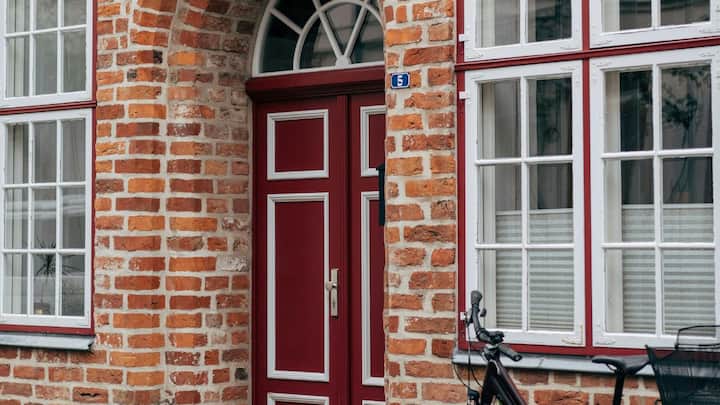 हॉस्टल या शेयर्ड फ्लैट में यह खर्च €250-€600 के बीच रहता है, जबकि छोटे 1-बेडरूम अपार्टमेंट के लिए €700-€1000+ तक देना पड़ सकता है. बड़े शहर जैसे म्यूनिख और बर्लिन में किराया अधिक है, वहीं लीपजिग और ड्रेस्डेन में यह काफी कम है.