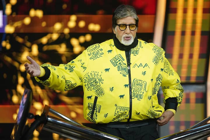 अमिताभ बच्चन अपनी नई तस्वीरों को फेसबुक पर शेयर करते हुए कैप्शन में लिखा-एकादशी थी कल, पीला पहनना चाहिए, सो पहन लिया.