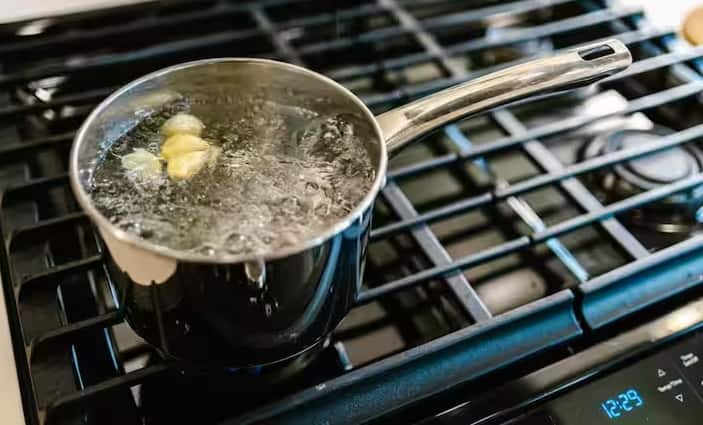 लहसुन का पानी पीना हृदय स्वास्थ्य के लिए बहुत फायदेमंद माना जाता है। लहसुन में एलिसिन नामक यौगिक होता है, जो धमनियों में प्लाक जमने से रोकता है और एलडीएल कोलेस्ट्रॉल को कम करता है। हृदय स्वास्थ्य को बेहतर बनाने के लिए कई लोग इसे खाली पेट पीना पसंद करते हैं।