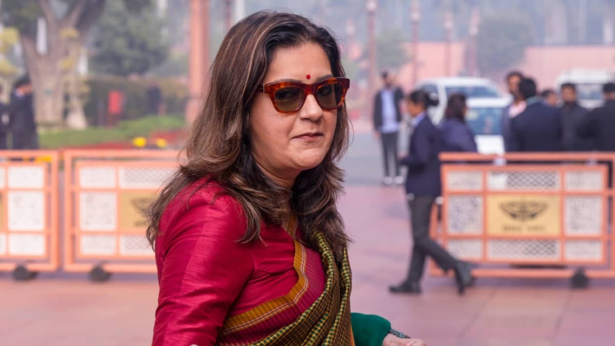 बिहार हिजाब विवाद: नीतीश कुमार पर भड़कीं प्रियंका चतुर्वेदी, जानें क्या कह दिया?