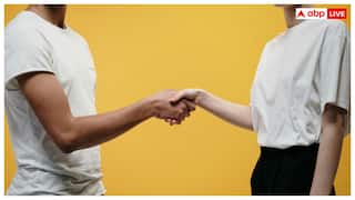 दाएं हाथ से ही हाथ क्यों मिलाते हैं लोग, क्या है इसके पीछे की असली वजह?
