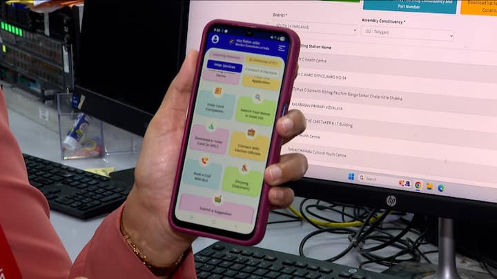 SIR প্রক্রিয়া শুরু হওয়ার প্রায় দেড় মাস পর, প্রকাশিত হল পশ্চিমবঙ্গের খসড়া ভোটার তালিকা। তাতে জায়গা পেলেন ৭ কোটি ৮ লক্ষ ১৬ হাজার ৬৩১ জন। বাদ গেল ৫৮ লক্ষের বেশি ভোটারের নাম।
