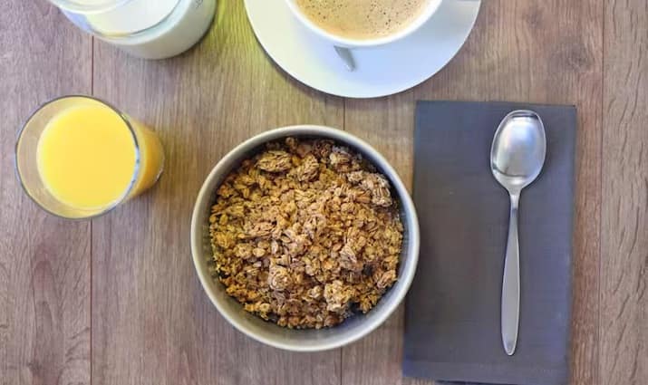 इसके अलावा, ओट्स से बने पेय में बीटा-ग्लूटेन नामक घुलनशील फाइबर होता है, जो आंतों में जेल जैसा पदार्थ बनाता है, कोलेस्ट्रॉल को बांधता है और उसके अवशोषण को रोकता है। शोध से पता चलता है कि यह फाइबर एलडीएल और ट्राइग्लिसराइड्स को कम करने में मदद करता है।