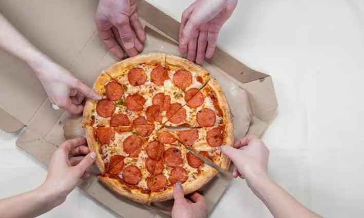 कई युवा अपने शरीर की भूख पर ध्यान देने के बजाय पैकेट या प्लेट देखकर खाना खाते हैं। बड़ी प्लेटें और खाने के डिब्बे अधिक खाने को बढ़ावा देते हैं, जिससे वजन बढ़ना, फैटी लिवर, मधुमेह और हृदय रोग का खतरा बढ़ सकता है।