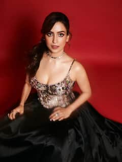 सान्या मल्होत्रा दिखीं ब्लैक आउटफिट में, स्लीवलेस स्ट्रैपी गाउन में लगीं स्टनिंग